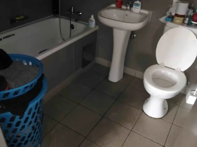 Thorough bathroom cleaning as part of a deep clean