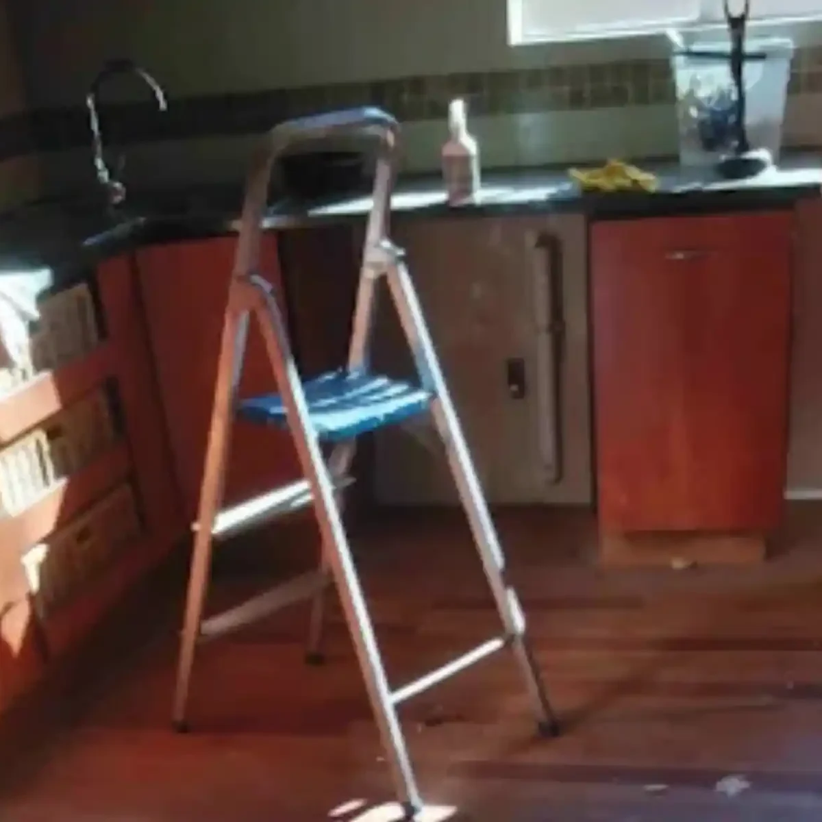 Thorough home cleaning underway in Durbanville